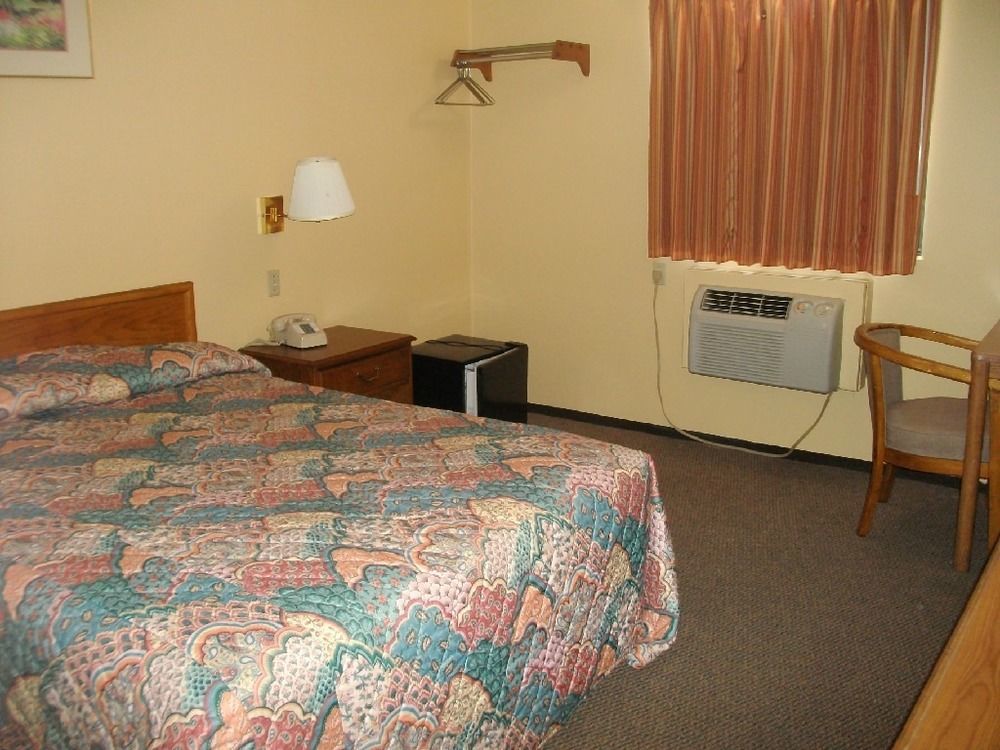 Budgetel Inn & Suites Fort Scott Екстер'єр фото