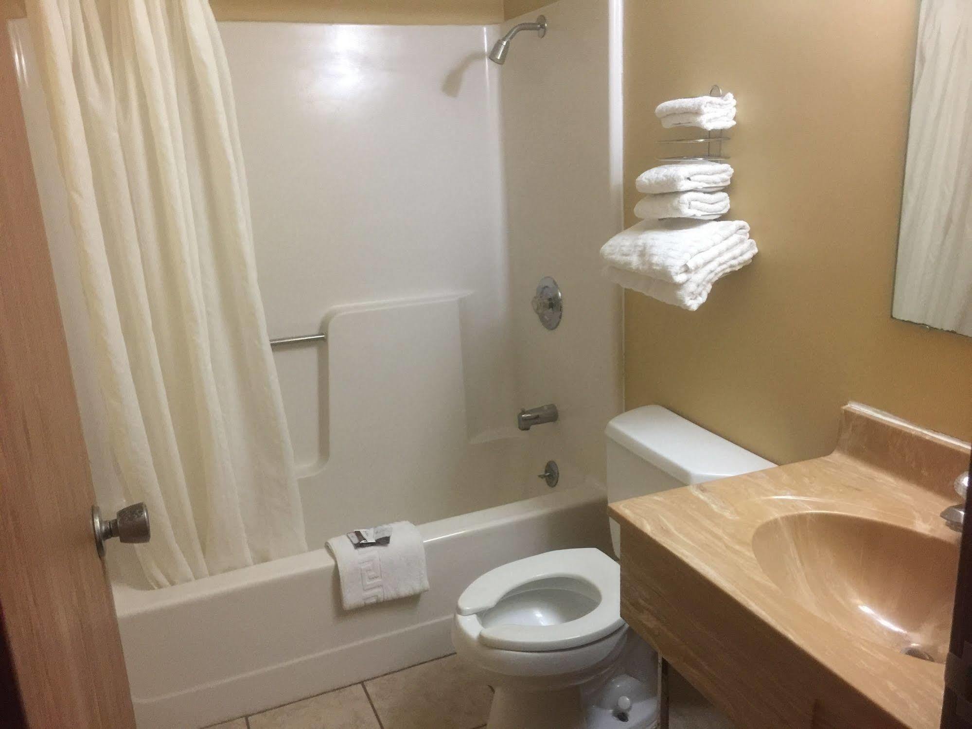Budgetel Inn & Suites Fort Scott Екстер'єр фото